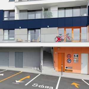 Crea infografica professionale verticale 9:16 per articolo legale condominio. Titolo bold: 'Parti Comuni in Condominio: Guida Completa Art. 1117 c.c., Abusi Pianerottoli, Parcheggi Indivisi | Studio Lorenzoni SNC Castel Maggiore'. Edificio moderno con highlight: X rossa su bici in pianerottolo, parcheggio con frecce millesimi, icone scale/grondaie. Colori blu navy, grigio, arancione. Stile pulito esperta, font sans-serif, call-to-action in basso.